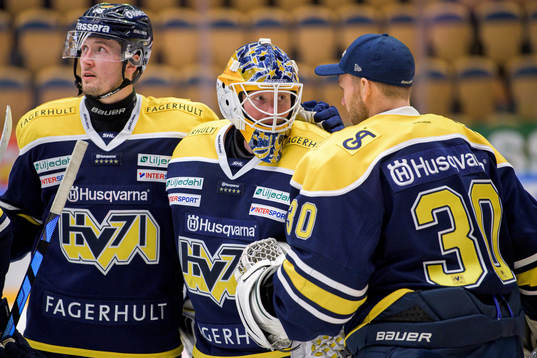 s målvakt Jonas Gunnarsson jublar med Markus Svensson