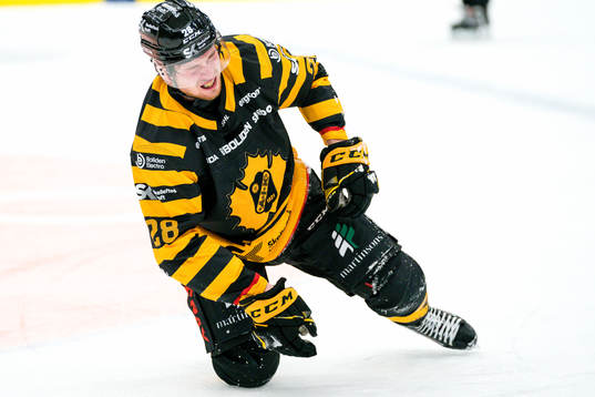 Skellefteås Jesper Frödén grinar illa