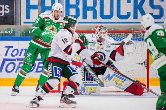 Rögles Mattias Sjögren oroar mot Frölundas målvakt