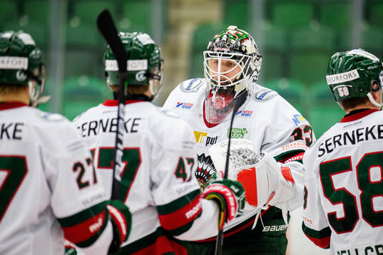 Frölundas målvakt Johan Mattsson jublar