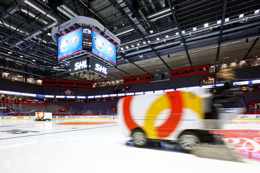 Isen spolas i SAAB Arena före ishockeymatchen i SHL mellan