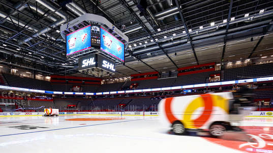 Isen spolas i SAAB Arena före ishockeymatchen i SHL mellan