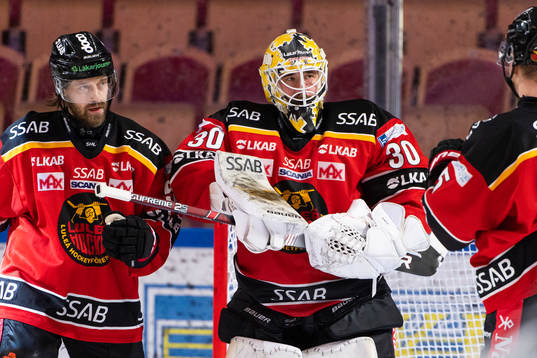 Luleås Daniel Sondell och målvakt David Rautio jublar