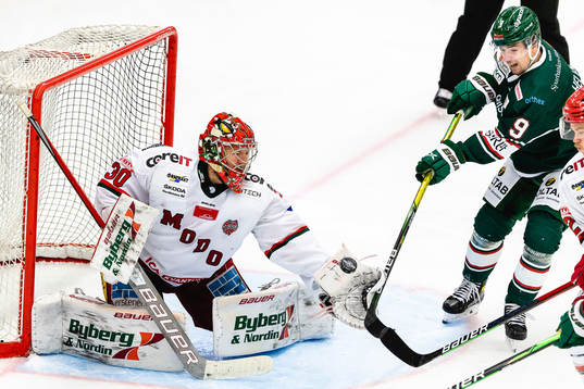 Tingsryds Jakob Heljemo oroar vid Modos målvakt Anthony
