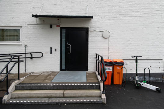 Ingången till omklädningsrummen vid Valhalla IP i samband