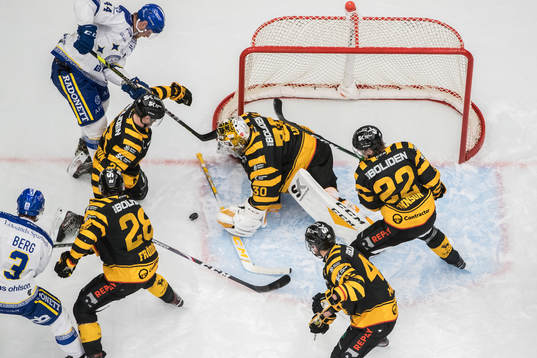 Leksands Carter Ashton oroar framför Skellefteås målvakt