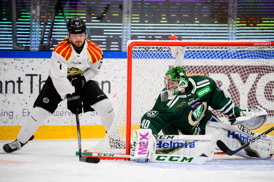 Brynäs Marcus Björk och Färjestads målvakt Henrik