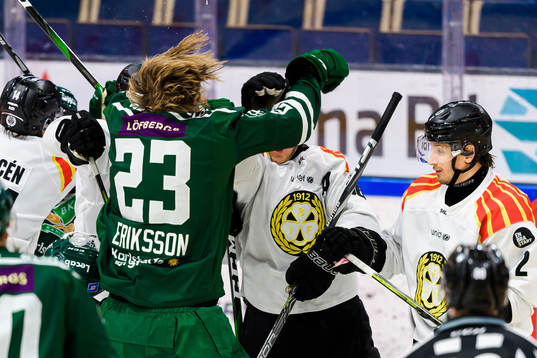 Färjestads Albin Eriksson i fight med Brynäs Linus Ölund