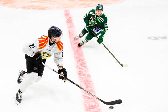 Brynäs Patrik Berglund och Färjestads Oskar Bäck