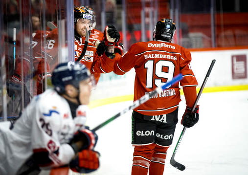 Örebros Daniel Muzito Bagenda gör 1-0 och jublar med