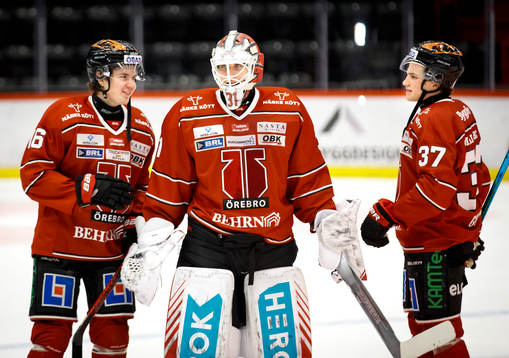 Örebros målvakt Jonas Arntzen jublar med Lukas Pilö och