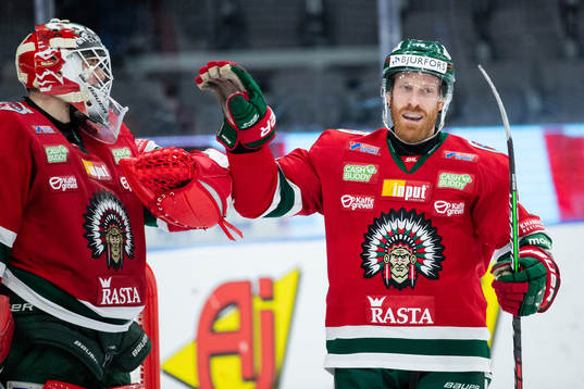 Frölundas Jens Olsson jublar ihop med målvakt Johan