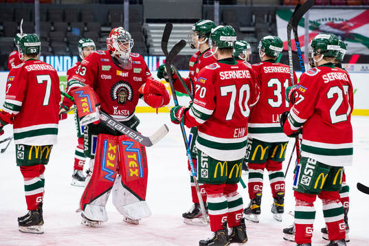 Frölundas målvakt Johan Mattsson jublar med lagkamrater