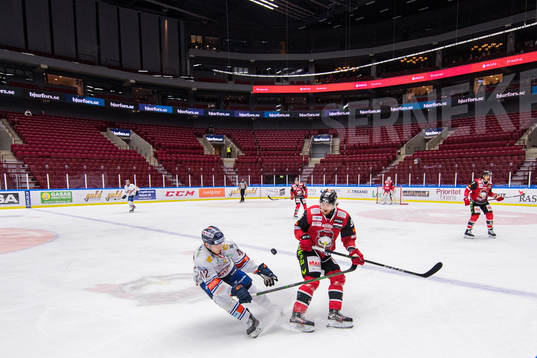 Växjös Teemu Eronen och Malmö Redhawks Carl Persson i