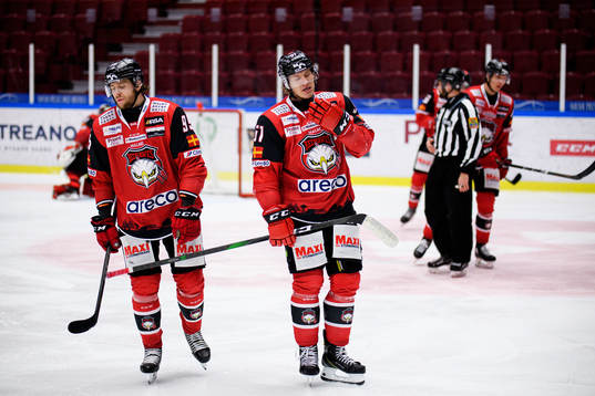 Malmö Redhawks Carl Persson och Emil Sylvegård deppar