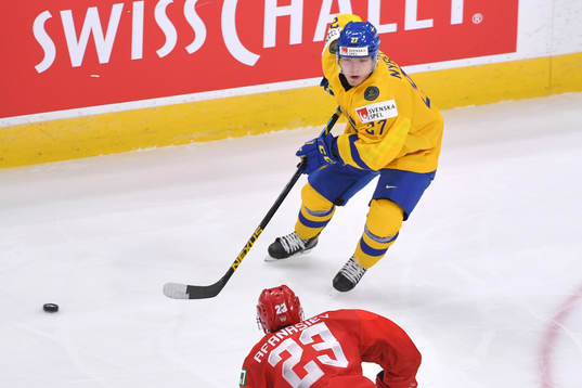 Zion Nybeck of Sweden makes a no look pass