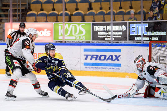 s Simon Önerud oroar framför Malmö Redhawks Helge Grans