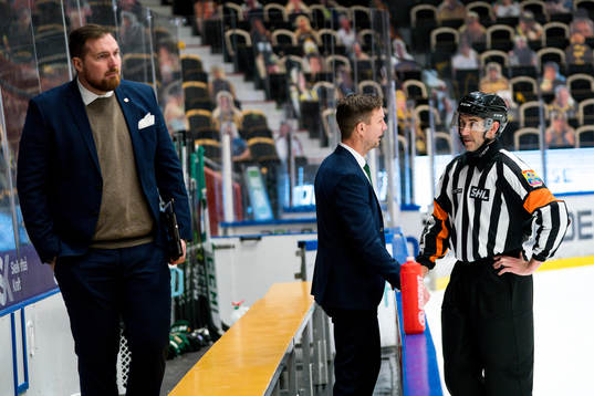 Färjestads huvudtränare Johan Pennerborn och domare Linus