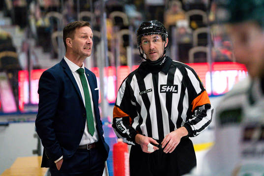 Färjestads huvudtränare Johan Pennerborn och domare Linus