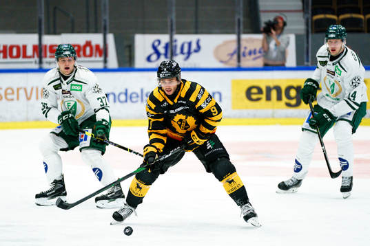 Skellefteås Darren Nowick i en kamp mot Färjestads Adam