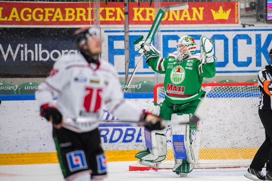 Rögles målvakt Johan Gustafsson jublar