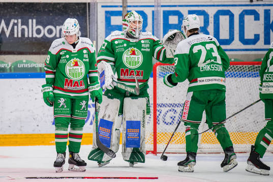 Rögles målvakt Johan Gustafsson jublar med lagkamrater