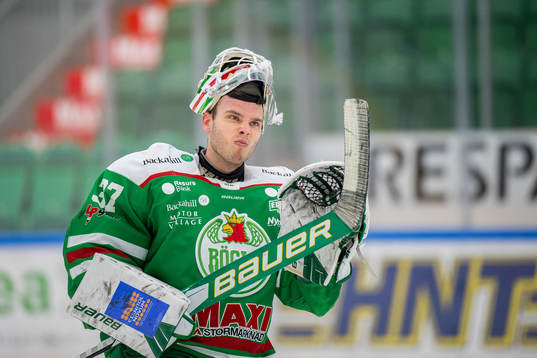 Rögles målvakt Johan Gustafsson jublar