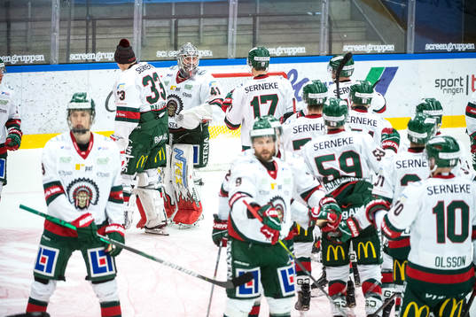 Frölundas målvakt Niklas Rubin jublar med lagkamrater