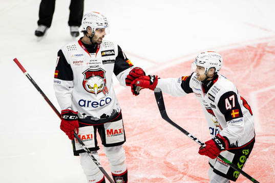 Malmö Redhawks Oliver Lauridsen och Adam Johnson jublar