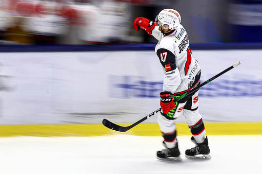 Malmö Redhawks Adam Johnson jublar