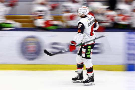 Malmö Redhawks Adam Johnson jublar