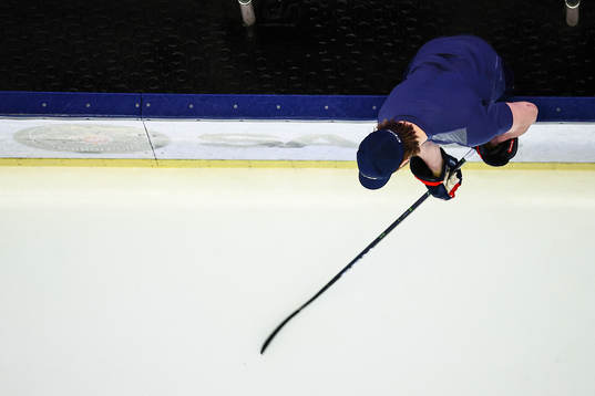 Linköpings Andrew Gordon före ishockeymatchen i SHL