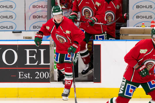 Frölundas Lucas Raymond kliver på isen innan