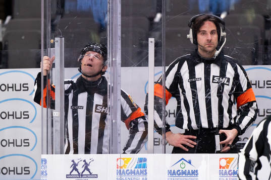 Domare Wolmer Edqvist och Domare Mikael Sjöqvist inväntar
