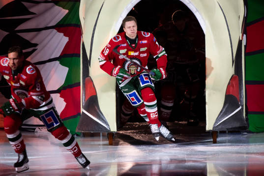 Frölundas Lucas Raymond åker ut på isen innan