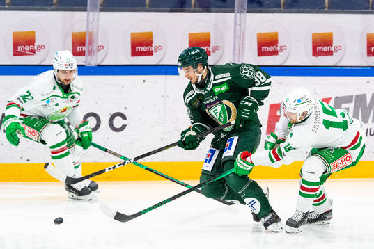 Rögles Daniel Zaar och Simon Ryfors i kamp om pucken med