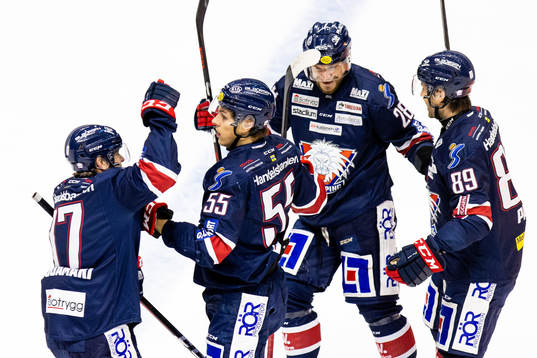 Linköpings Max Lindroth jublar med lagkamrater