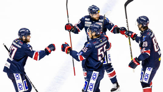 Linköpings Max Lindroth jublar med lagkamrater