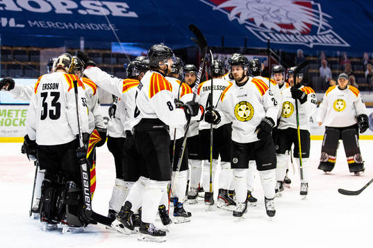 Brynäs målvakt Samuel Ersson jublar med lagkamrater