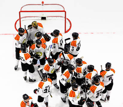 Brynäs spelare jublar och tackar målvakt Samuel Ersson