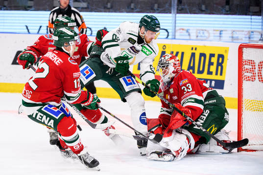 Färjestads Pontus Widerström oroar framför Frölundas