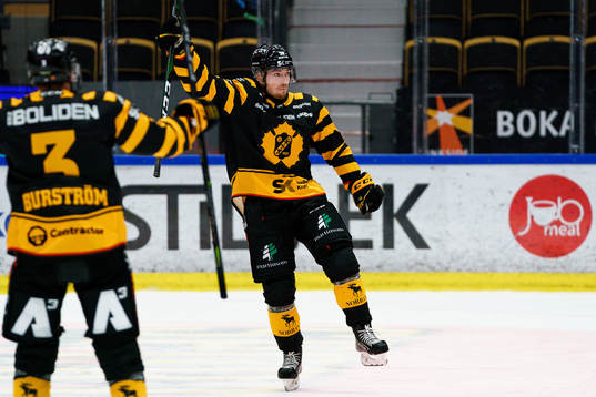 Skellefteås Jesper Frödén och Niclas Burström jublar