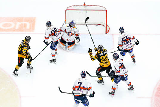 Skellefteås Oscar Möller och Jonathan Johnson jublar