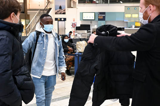 Häckens nyförvärv Benie Adama Traore får en jacka av