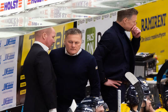 s assisterande tränare Jonas Holmström och Stephan Lundh