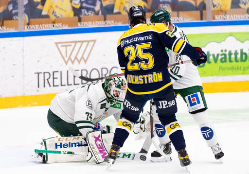 s Axel Holmström oroar framför Färjestads målvakt Arvid