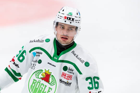 Rögles Filip Karlsson innan ishockeymatchen i SHL mellan