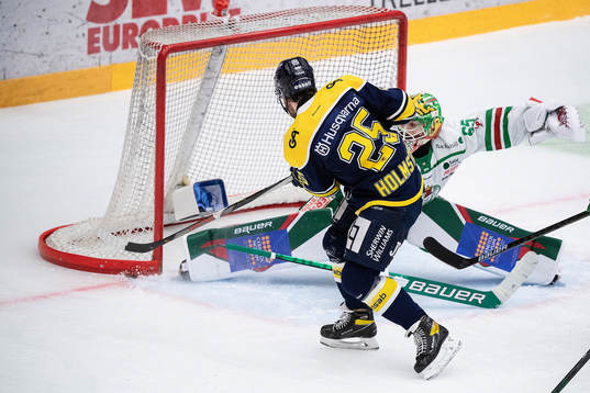 s Axel Holmström och Rögles målvakt Christoffer Rifalk