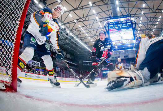 Djurgårdens Tom Wandell och Örebros Linus Öberg