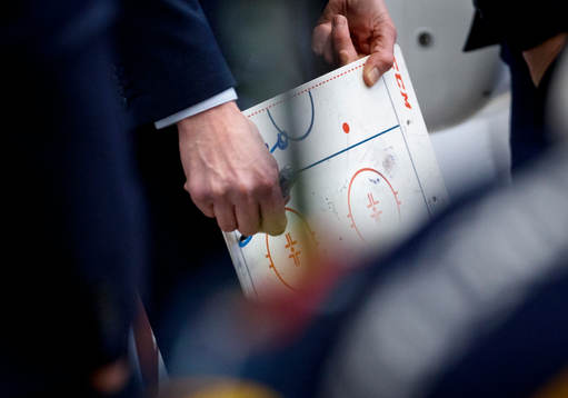 En tränare ritar på en coach tavla